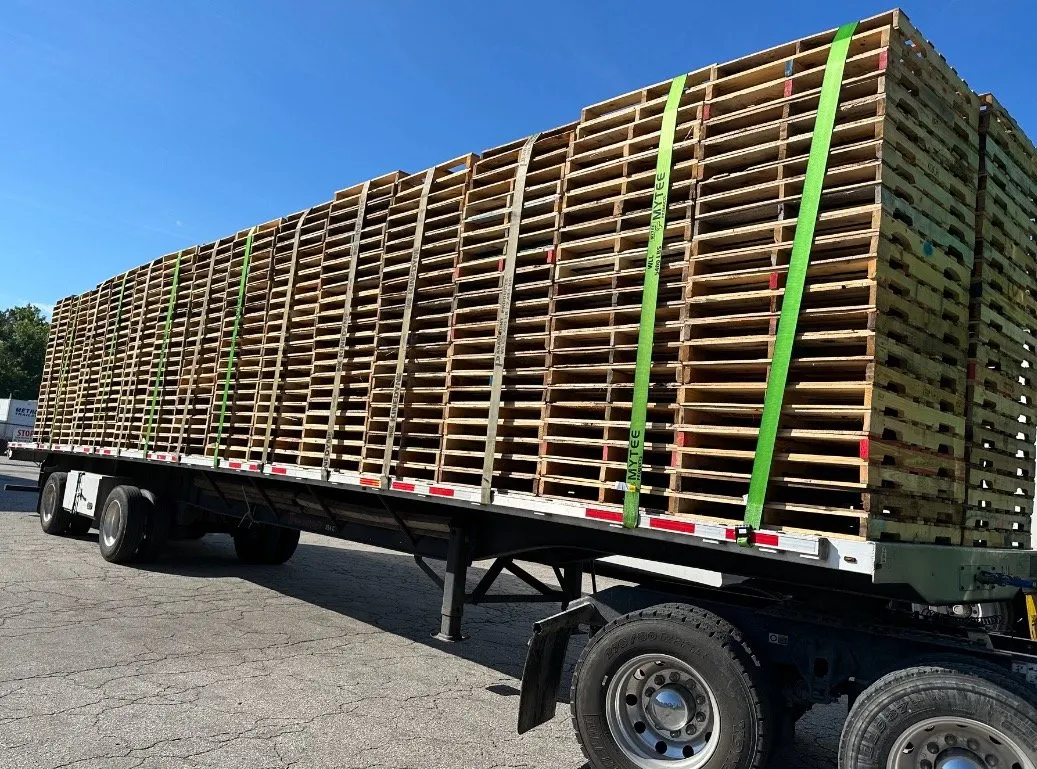 Green-strap flatbed with secured pallet load