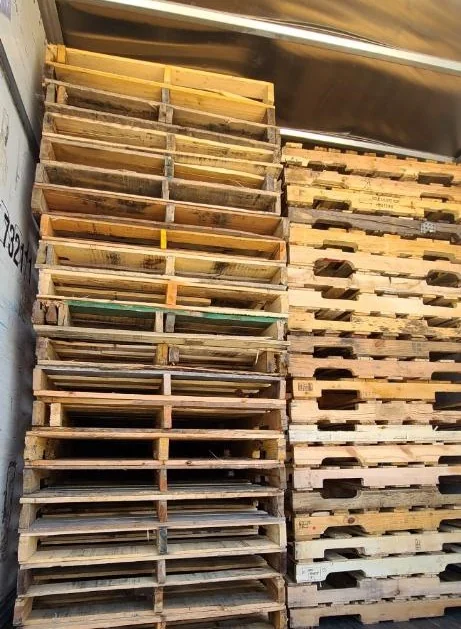 New and recycled pallets in delivery trailer