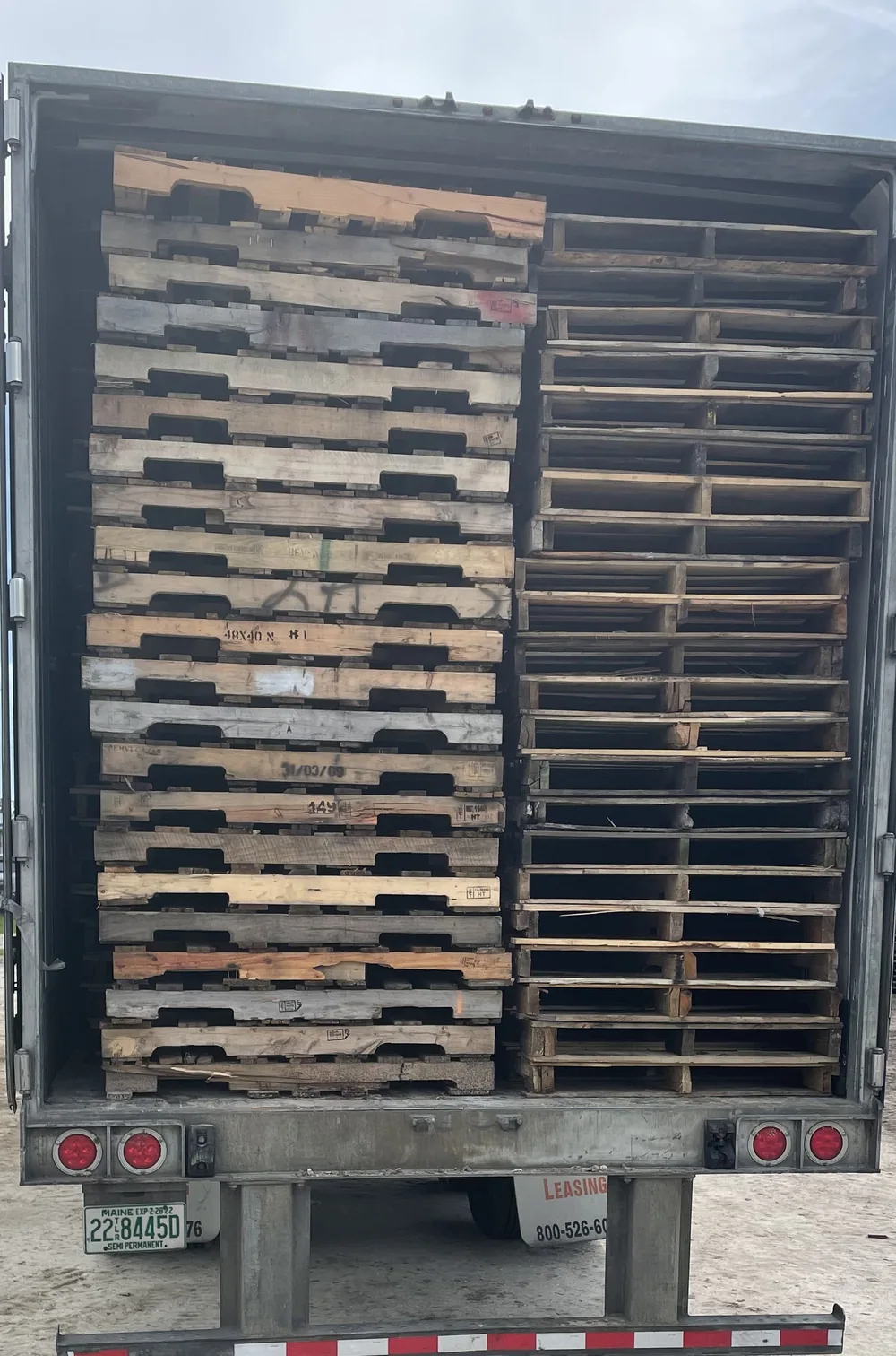 Pallet delivery dry van loaded trailer bulk