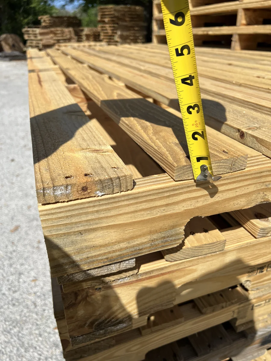 Pallet lumber thickness measurement for stringer pallets